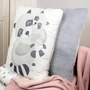 Kép 3/5 - ColorStories gyerek díszpárna- Mosómedve család